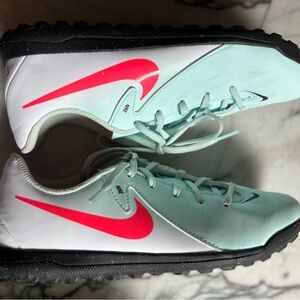 Nike Jr. Phantom GX 2 Club
Little/Big Kids' Turf Low-Top Soccer Shoes